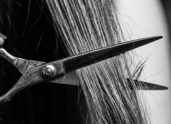 Tijeras cortando cabello largo en un salón de belleza